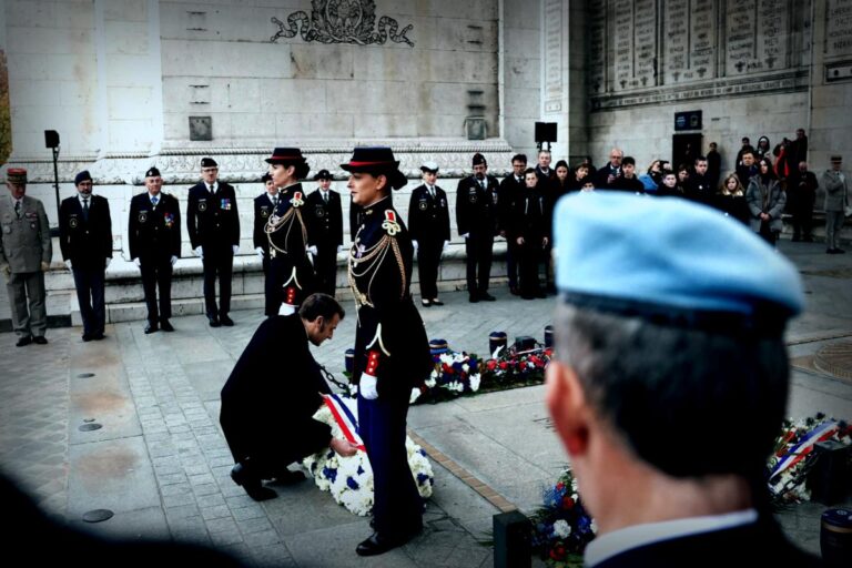 Cérémonie du 11-Novembre : Un Hommage Émouvant d’Emmanuel Macron au Soldat Inconnu