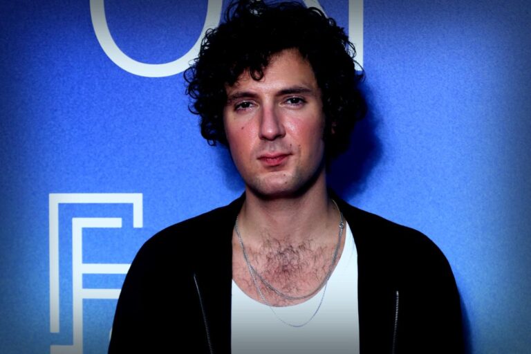 Vincent Lacoste : Sa Vie Privée sous le Radar, les Raisons de son Silence