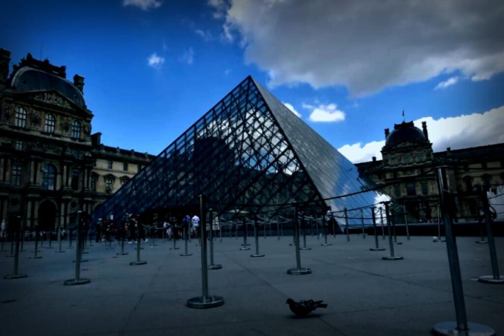 Fermeture d’une galerie au Louvre en raison d’une « fragilité » de l’édifice