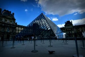 Fermeture d’une galerie au Louvre en raison d’une « fragilité » de l’édifice