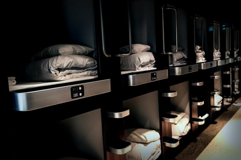 « Si vous n’avez pas peur des petits espaces, n’hésitez pas » : les hôtels capsules séduisent de plus en plus de voyageurs