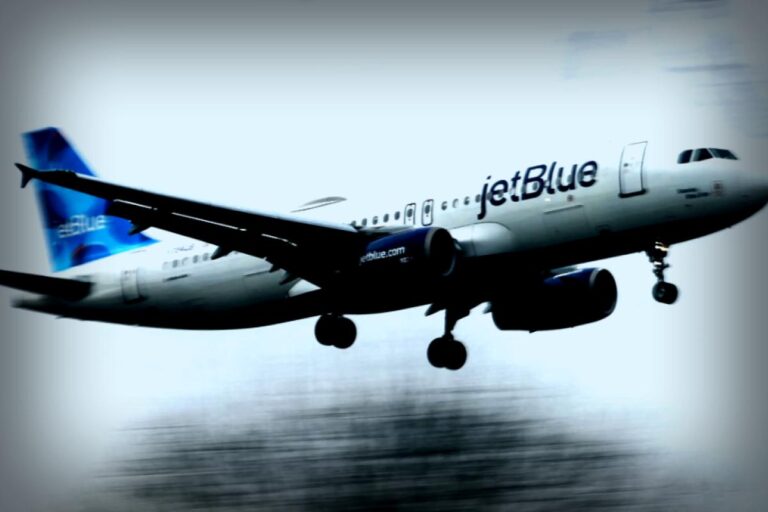 Incident grave sur le vol Cancun-Newark : atterrissage d’urgence et 3 blessés