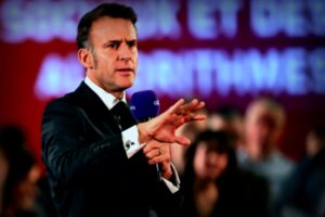 Macron propose une action rapide contre les fausses informations sur les réseaux sociaux