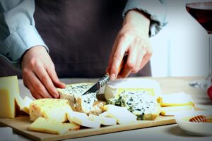 Vous pouvez déguster ce fromage tous les jours sans craindre le cholestérol, d’après une nutritionniste !