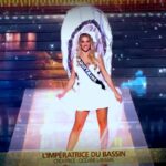 Miss Aquitaine 2026 défile en coton huître lors de Miss France 2026