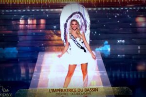 Miss Aquitaine 2026 défile en coton huître lors de Miss France 2026