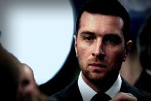 Quand Jordan Bardella se fait frapper par un œuf, la réaction est très différente